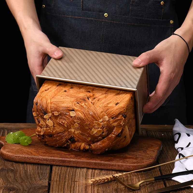 brioche doré avec moule à brioche