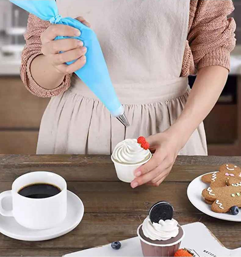 décorer cupcake avec poche à douille