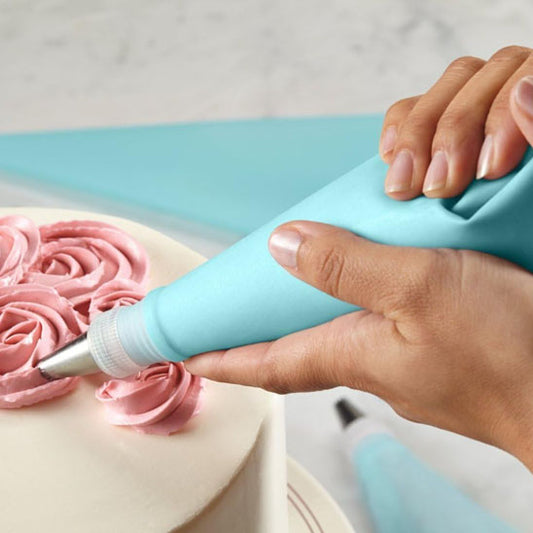 décorer-gâteau-avec-poche-à-douille