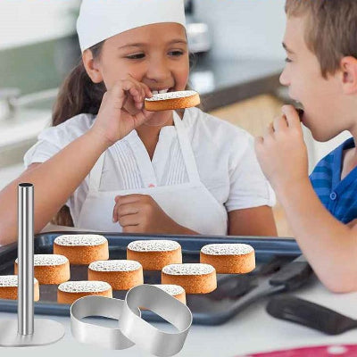 deux enfants dégustent leur biscuits preparé avec empotre piece