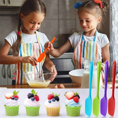 deux filles préparent cake avec spatule