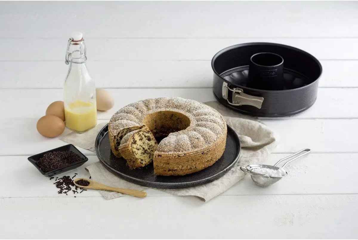 gateau au chocolat dans moule a manqué savarin