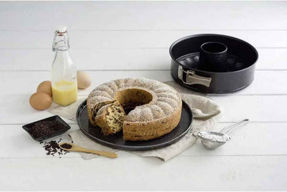 gateau au chocolat dans moule a manqué savarin