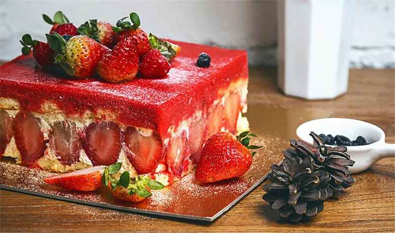 gâteau au fraises avec moule à manqué