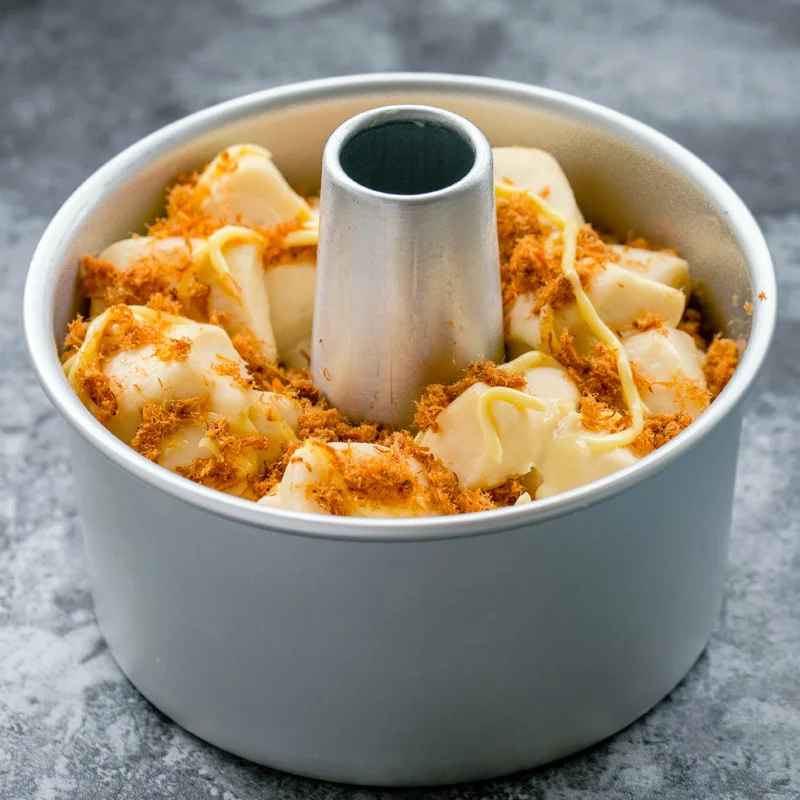 gâteau au pomme prépare dans moule à savarin