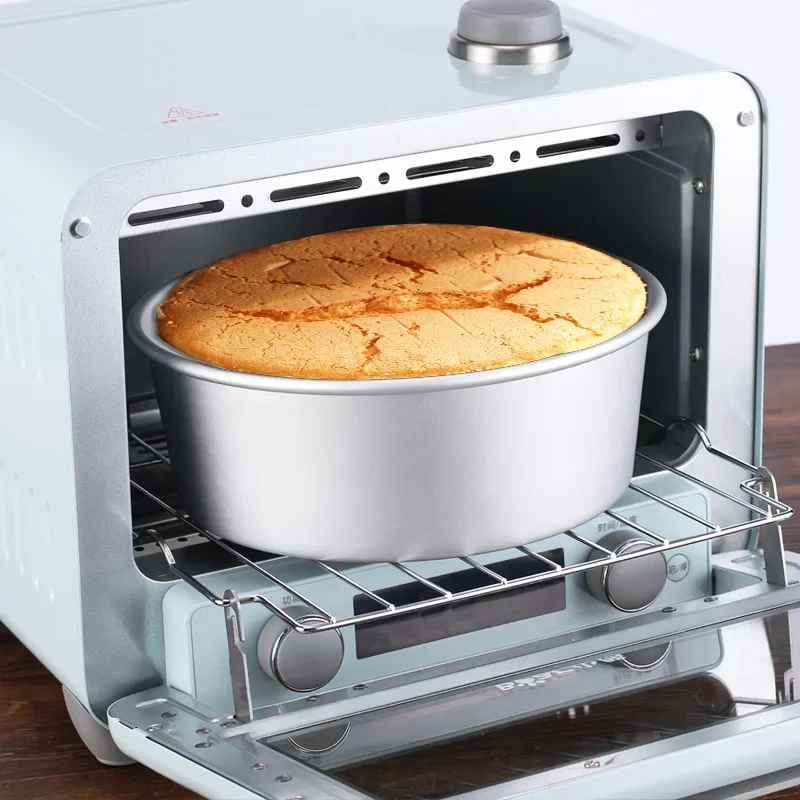 gâteau bien doré dans moule à manqué