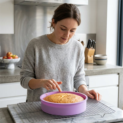gâteau doré dans moule a manqué