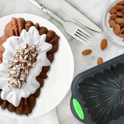 gâteau garnie préparé dans moule a gateau silicone