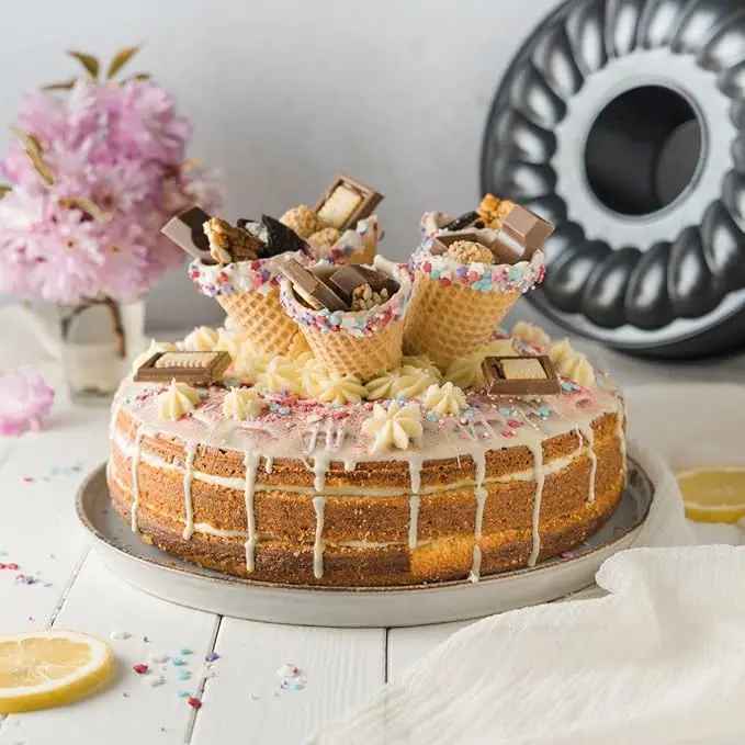 gâteau professionnel préparé dans moule a manqué savarin