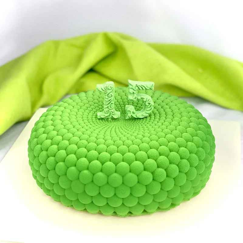 gâteau vert fait dans moules à gâteau en silicone