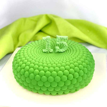gâteau vert fait dans moules à gâteau en silicone