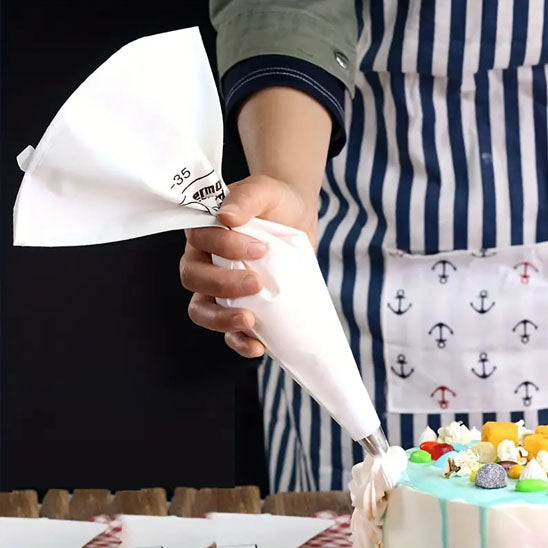 madame décore gâteau avec poche à douille