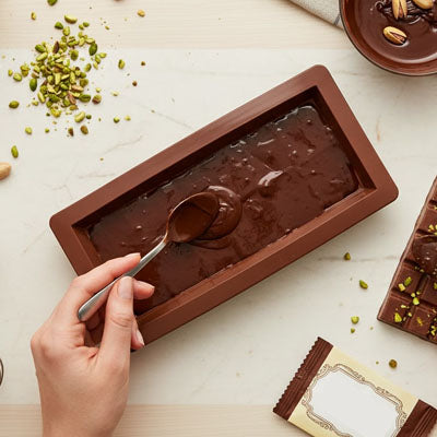 madame étale chocolat dans moule tablette chocolat