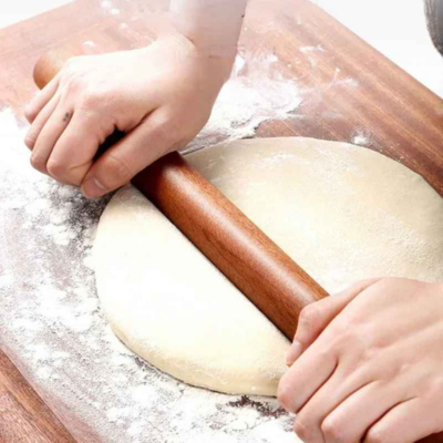 madame étale pâte à biscuit avec rouleau à patisserie