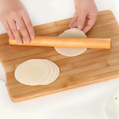 madame étale pate avec rouleau à  patisserie en bois naturel