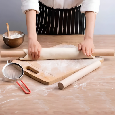madame étale pâte avec rouleau à patisserie