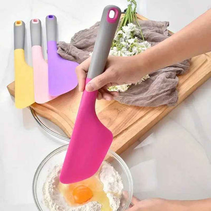 madame mélange gâteau avec spatule 