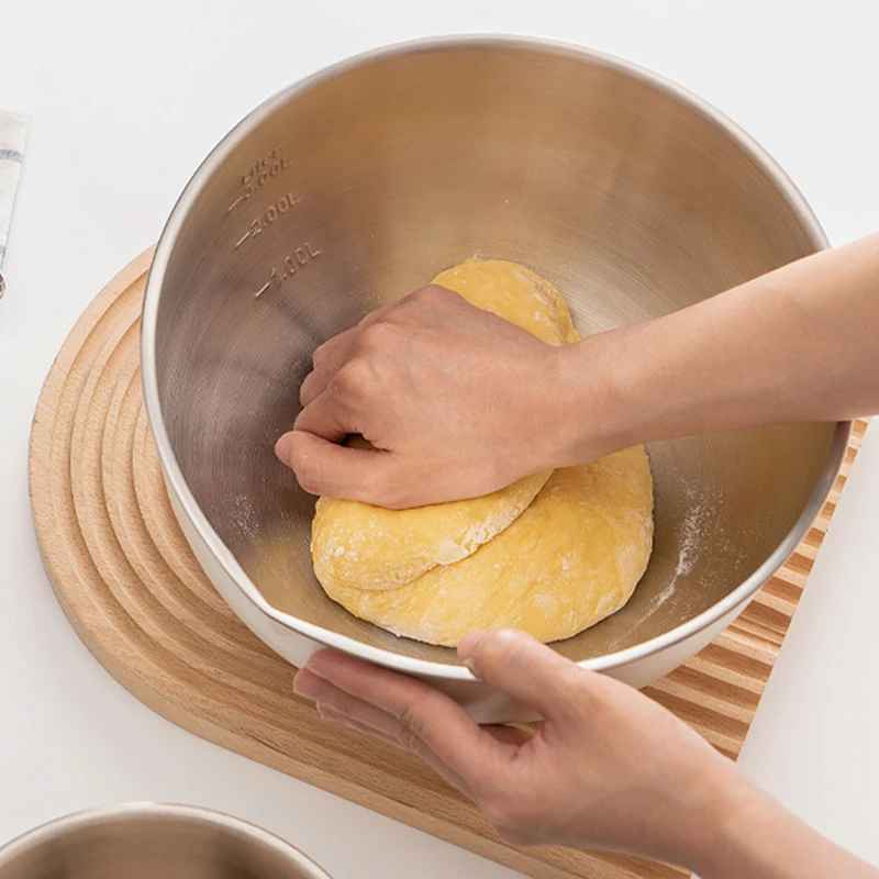 madame pétrie la pate dans cul de poule