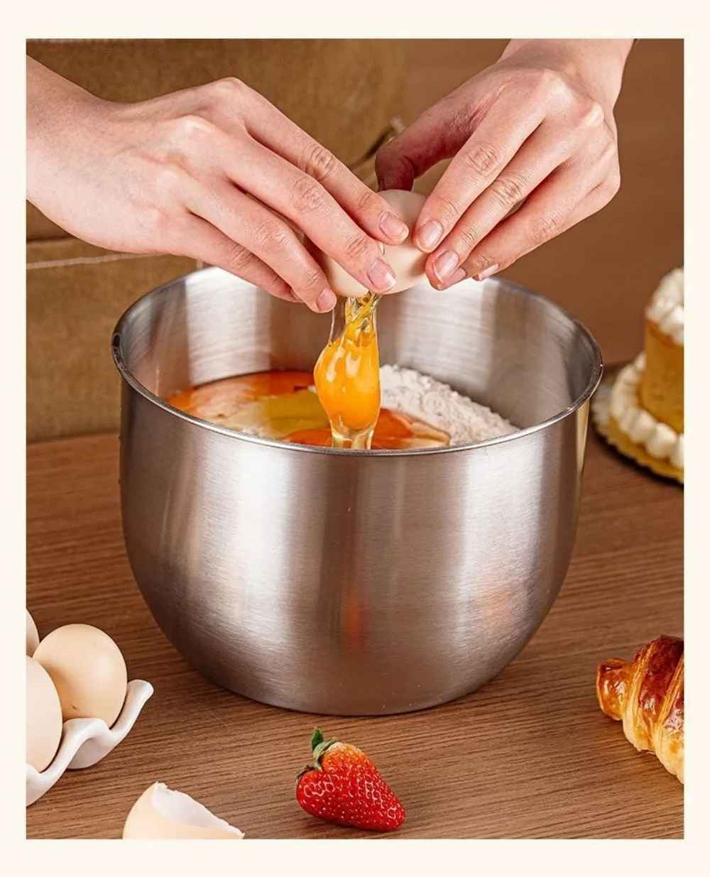 madame prépare brioche dans cul de poule