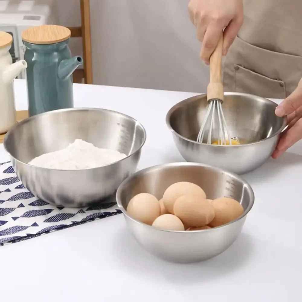 madame prépare gâteau dans cul de poule
