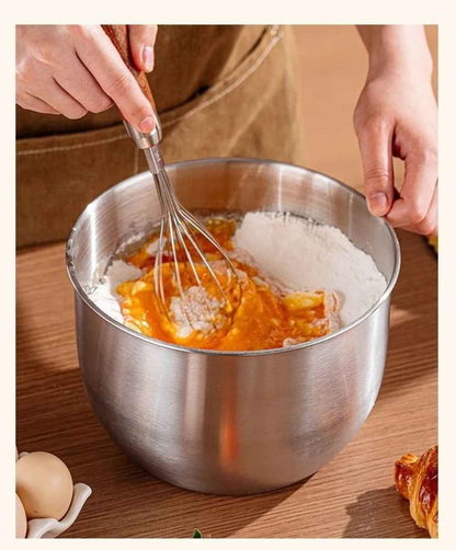 madame prépare gâteau dans cul de poule