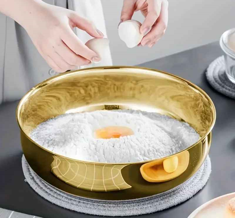 madame prépare gâteau dans cul de poule