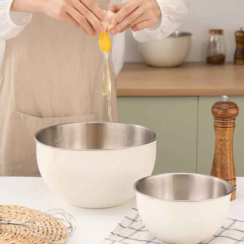 madame prépare gâteau dans cul de poule