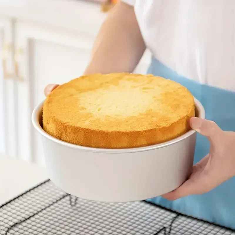 madame prepare gateau parfait avec moule a gateau