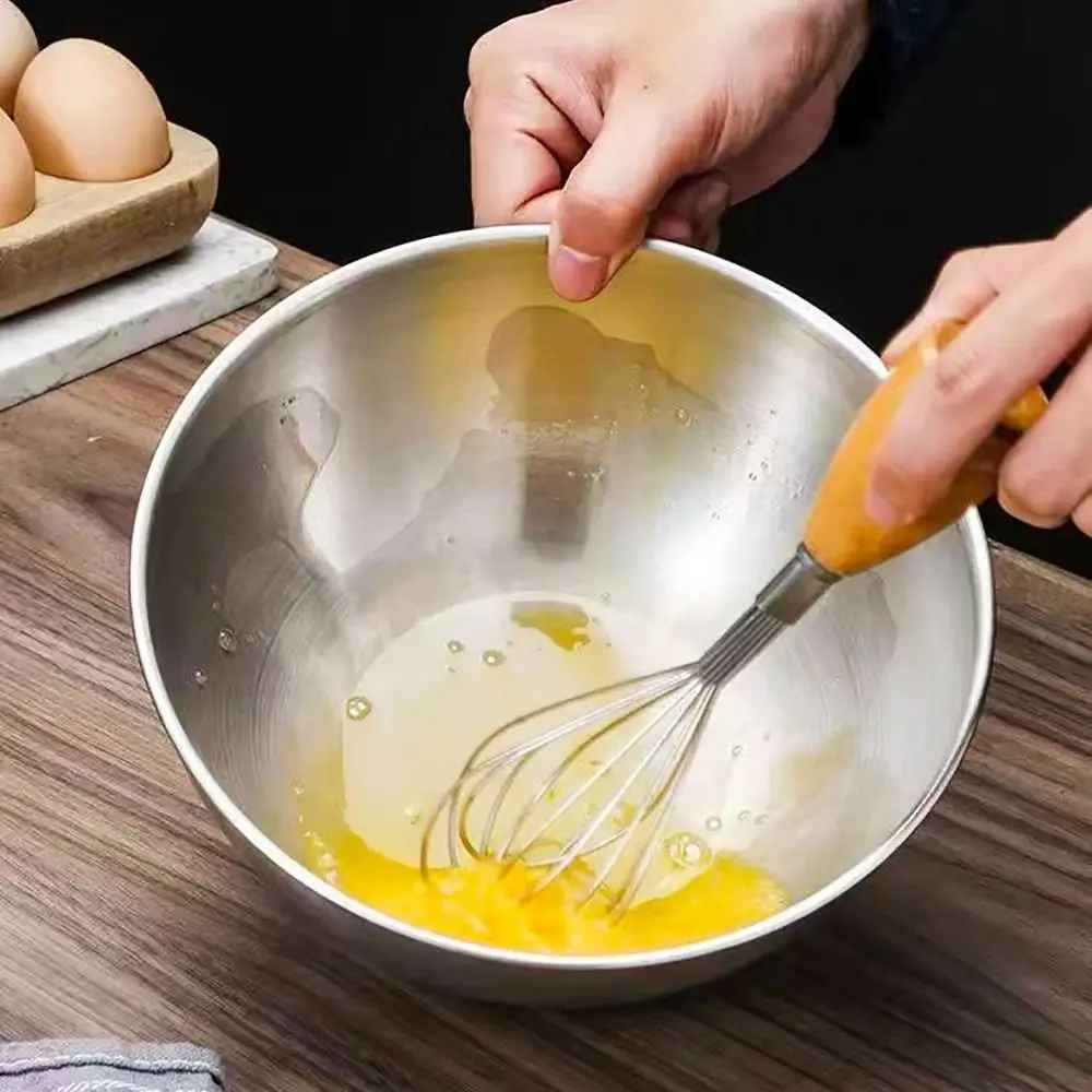 madame prépare oeufs dans cul de poule
