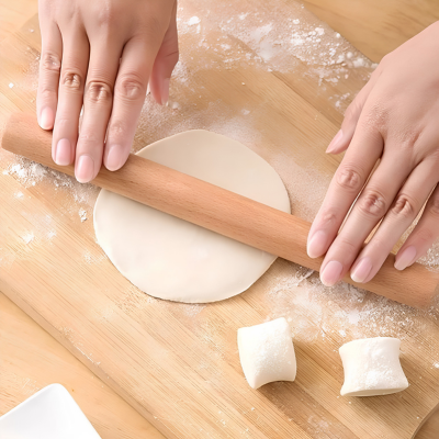 madame prépare pate a pizza avec rouleau à patisserie