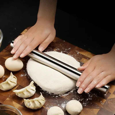 madame travail pâte avec rouleaux à patisserie pro