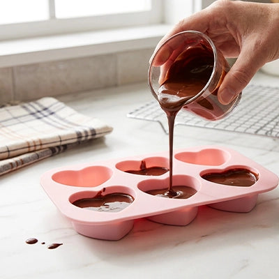 madame verse chocolat dans moule pour chocolat