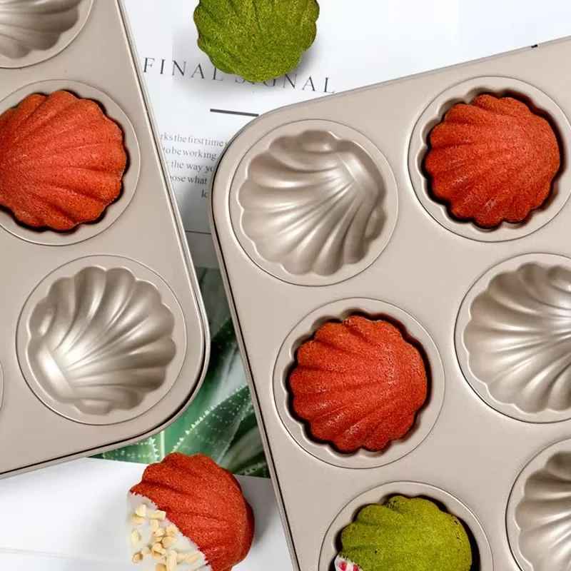 madeleine rouge vert dans moule a madeleine forme coquillage