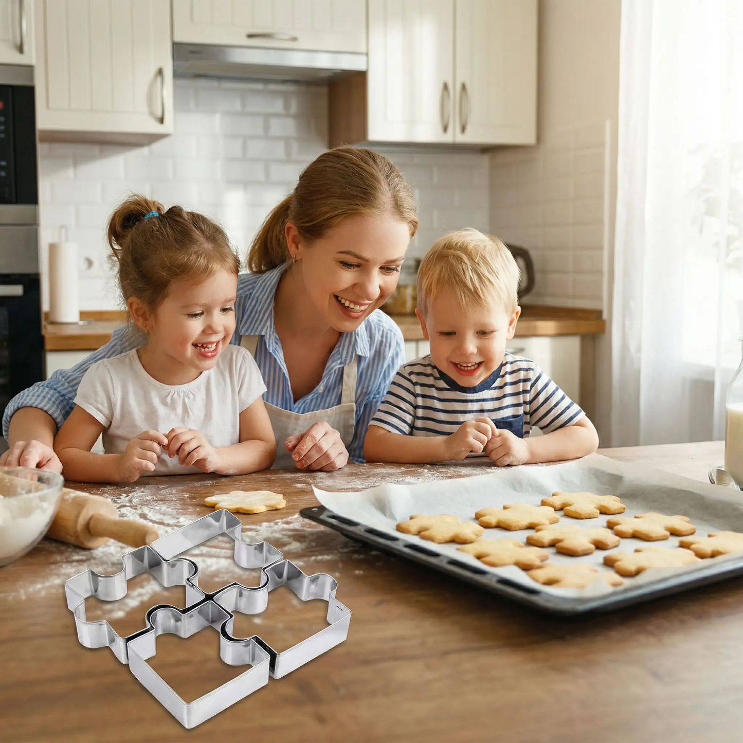 maman enfants regardent biscuits réalisé avec emporte piece puzzle