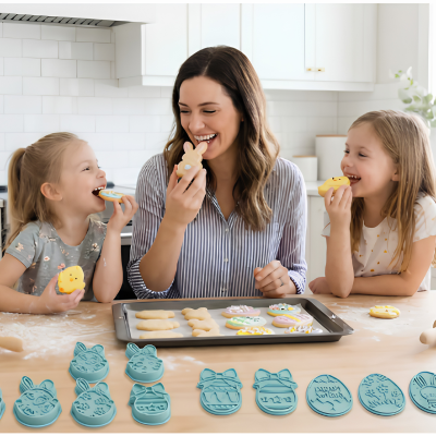 maman filles mangent biscuit paque fait emporte piece