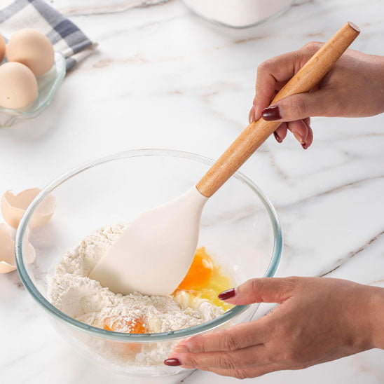 mélange gâteau avec spatule