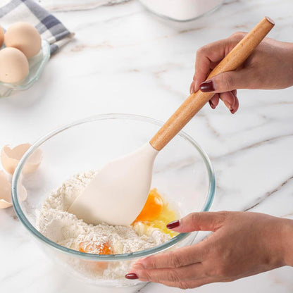 mélange gâteau avec spatule