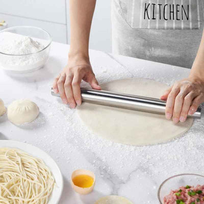 monsieur prépare spaghetti avec rouleaux à patisserie