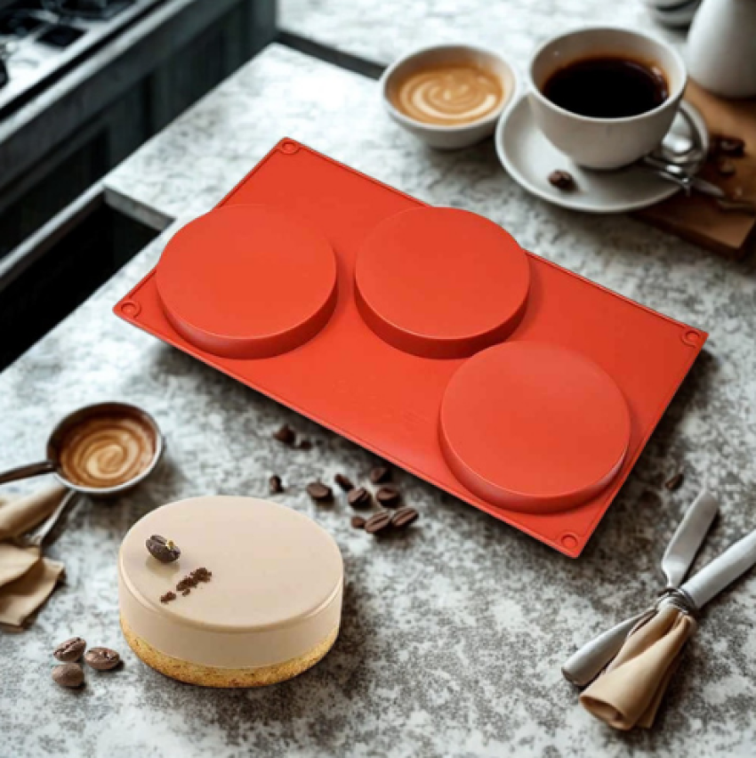 moule à gateau en silicone sur table