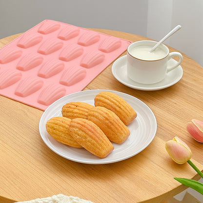moule a madeleine rose et madeleines sur table