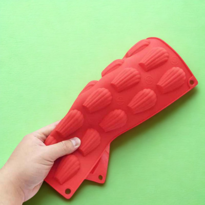 moule a madeleine silicone rouge