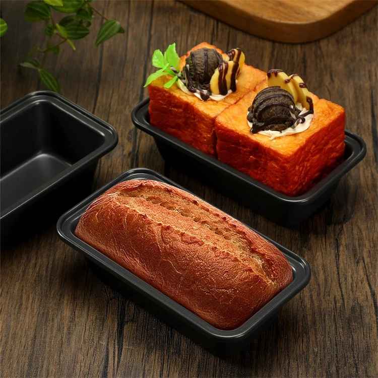 pain doré rectangulaire dans moule a gateau