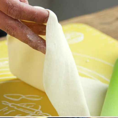 pâte bien étaler avec rouleau patisserie