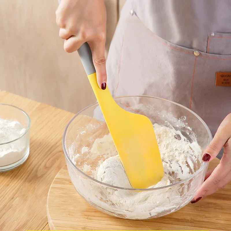 pétrir-pate-avec-spatule