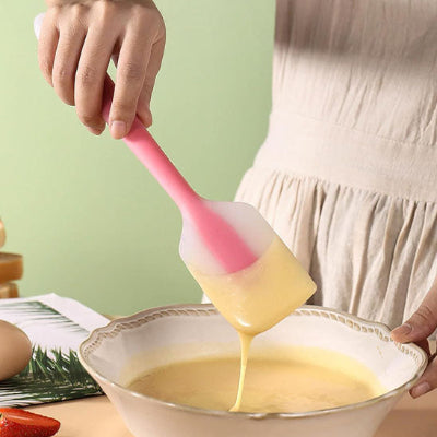 préparation gâteau avec spatule souple