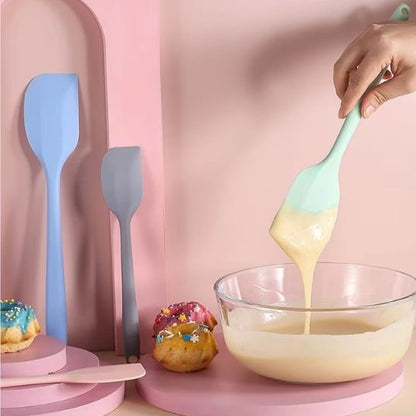 préparation gâteau avec spatule