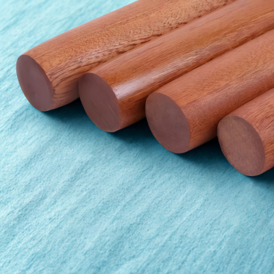 rouleau à patisserie en bois naturel sur table