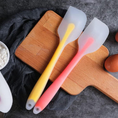 spatule orange rose sur table